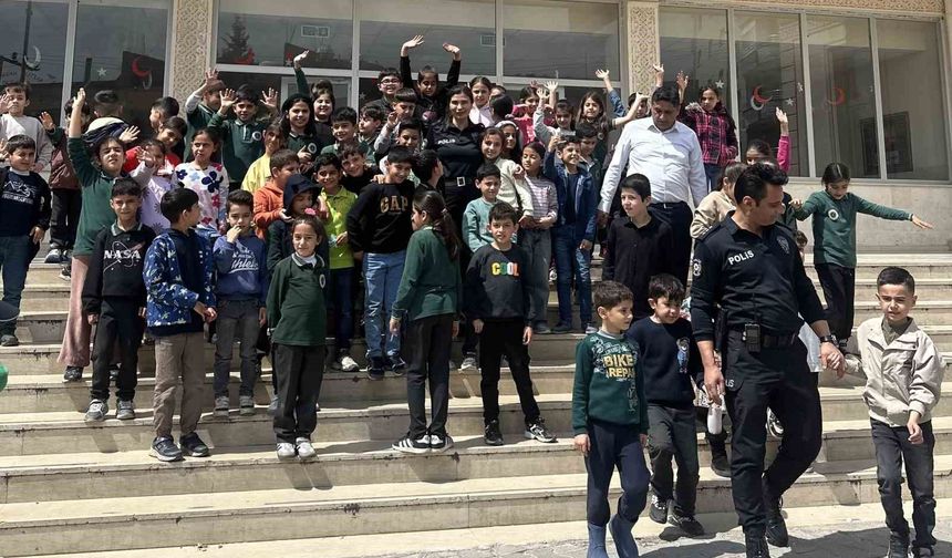 Nusaybin'de polis ile öğrenciler arasında yürek ısıtan görüntü