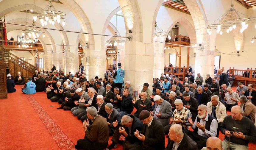 Okul saldırısında hayatını kaybeden öğretmen ve öğrencileri için mevlit okutuldu