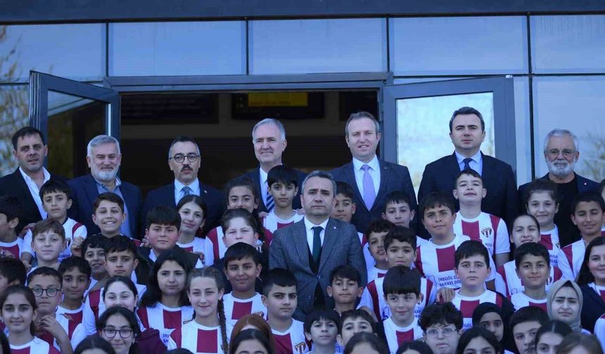 OSB Ortaokulunda bin 100 öğrenciye İnegölspor forması dağıtıldı