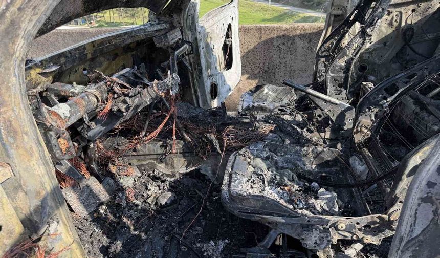 Osmaniye'de pikap alev alev yandı, sürücü son anda kurtuldu