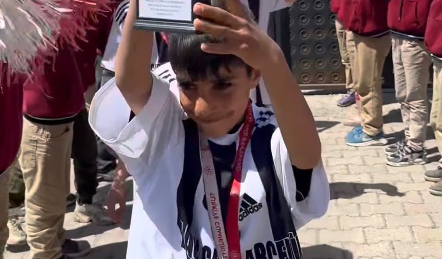 Patnos'ta minik şampiyonlara coşkulu karşılama