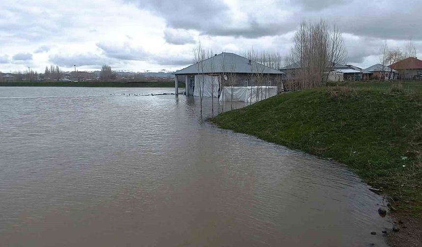 Patnos'ta sağanak taşkına neden oldu: Evleri su bastı