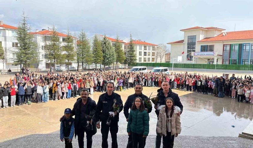 Polis abilerini çoşku ve sevinçle karşıladılar