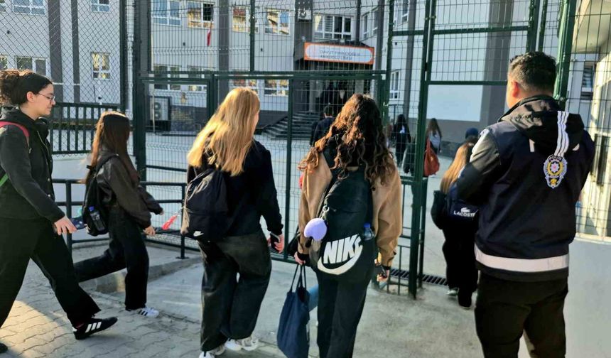 Polis okul önlerinde kuş uçurtmuyor