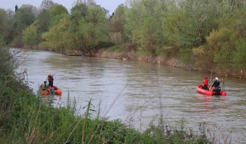 Sakarya Nehri'ne düşen çocuğu arama çalışmaları havadan görüntülendi