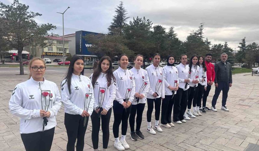 Şampiyon oldular, unutmadılar: 10 can için karanfil bıraktılar