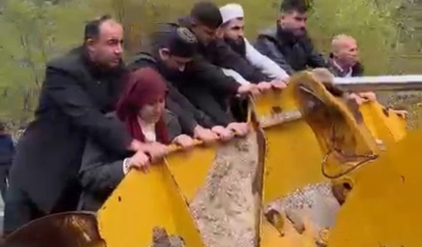 Sel yol vermeyince cenaze iş makinesiyle taşındı