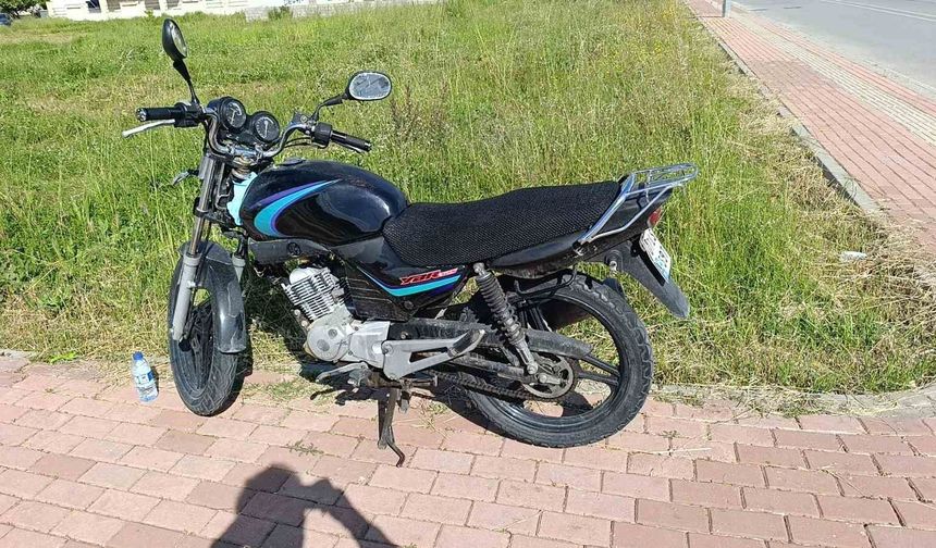Seyir halindeyken devrilen motosikletin sürücüsü yaralandı