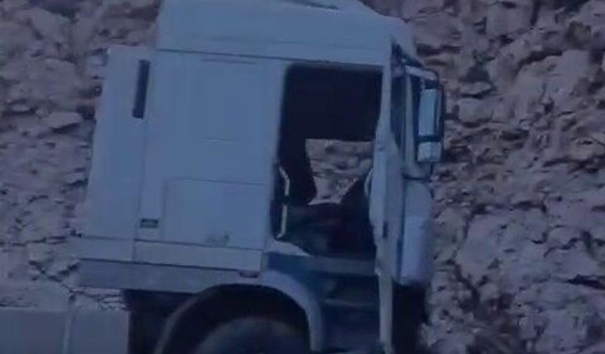 Siirt-Batman kara yolunda yoldan çıkan tır kaza yaptı: 1 yaralı