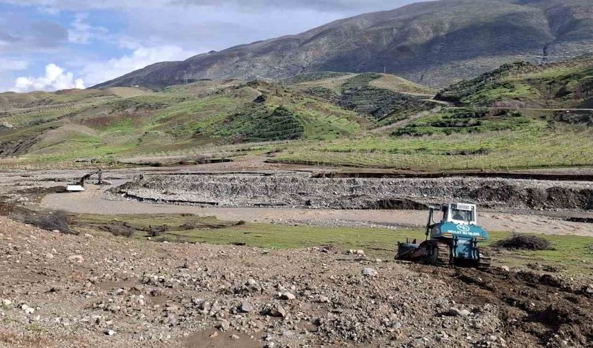 Siirt'te taşkın riskine karşı müdahale çalışmaları sürüyor