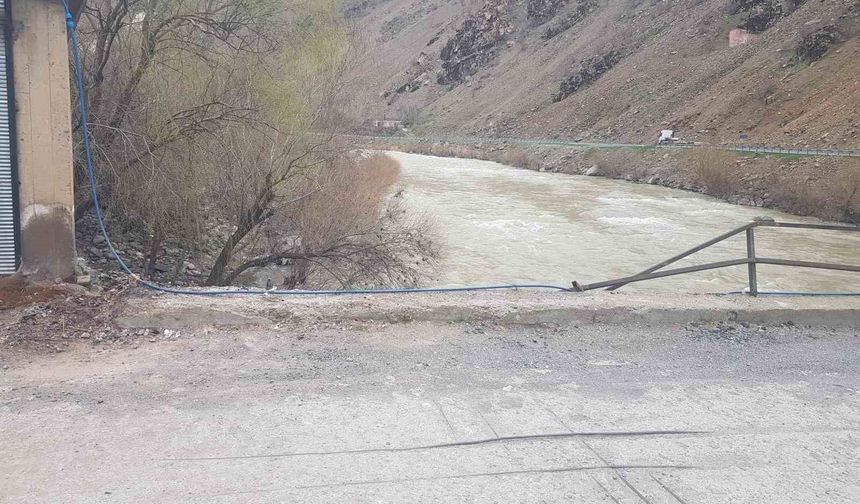 Taşbaşı Köprüsü hasar gördü