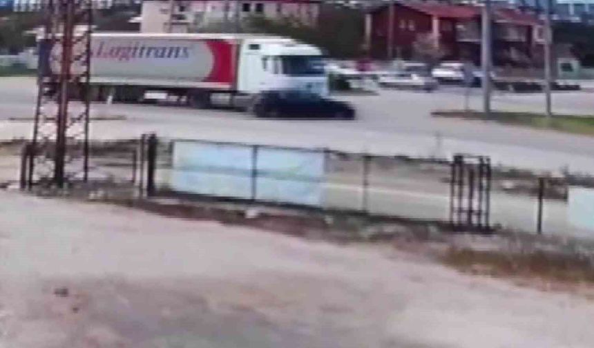 Tırın otomobili önüne katıp sürüklediği kaza kamerada