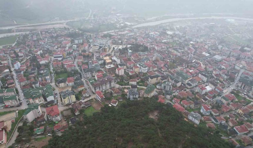 Tokat'ta toprak kayması nedeniyle 13 dairenin tahliye edildiği bölge dron ile görüntülendi