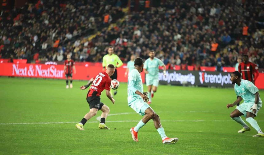 Trendyol Süper Lig: Gaziantep FK: 2 - Kayserispor: 0 (İlk yarı)