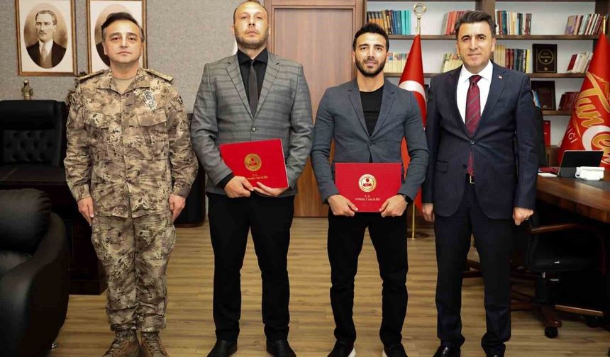 Tunceli'de boğulma tehlikesi geçiren çocuğu kurtaran polisler ödüllendirildi