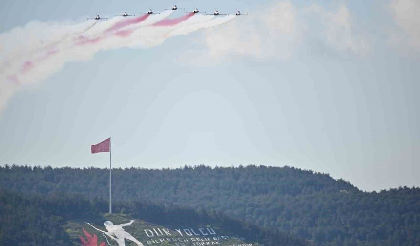 'Türk Yıldızları' Çanakkale semalarında nefesleri kesti