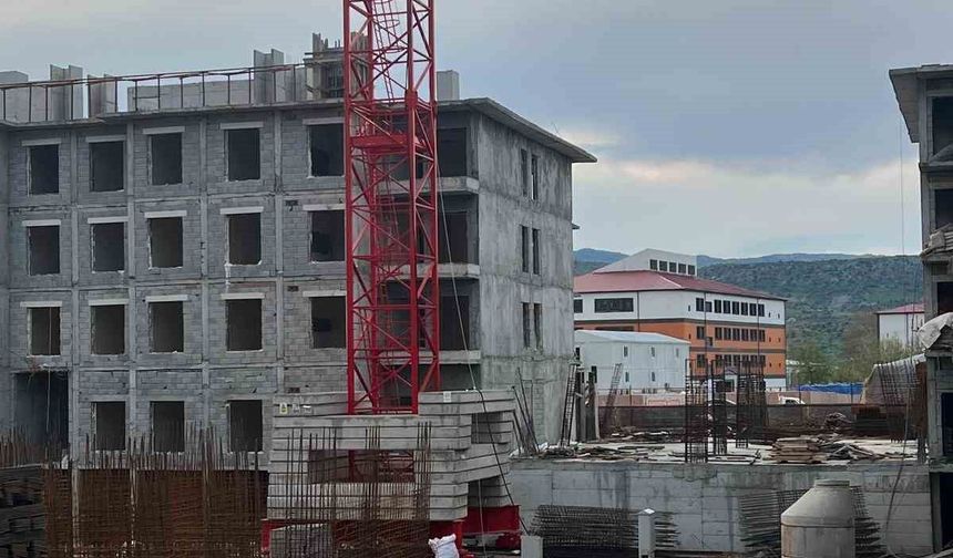 Ücretlerini alamadıklarını iddia eden işçiler kule vince çıktı