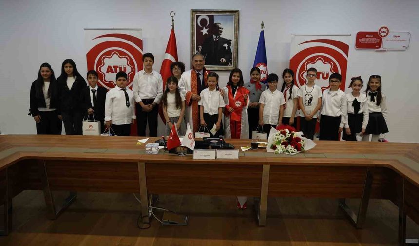 Üniversite senatosu 1 günlüğüne çocukların oldu