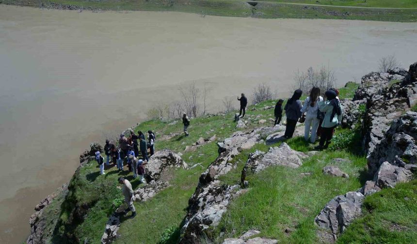 Üniversiteli gençler fotoğrafçılık kursuyla Muş'u keşfediyor