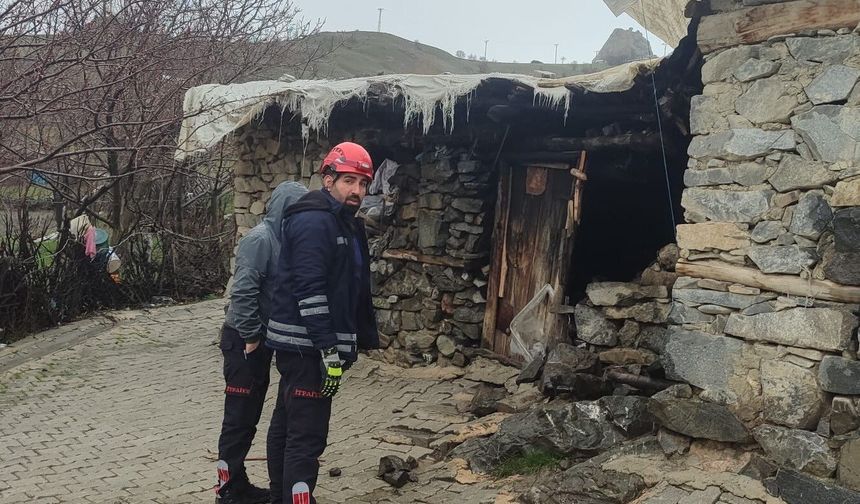 Van'da kümes ve tandır olarak kullanılan yapı çöktü
