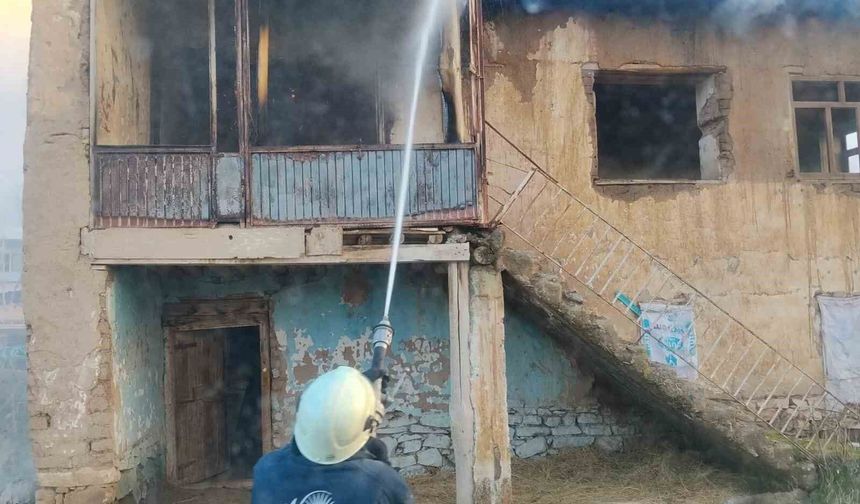 Van'da metruk binada yangın