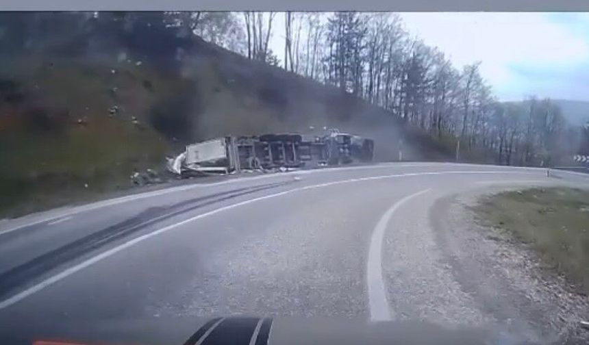 Virajı alamayan tır devrildi, sürücü yaralandı: Kaza anı kamerada