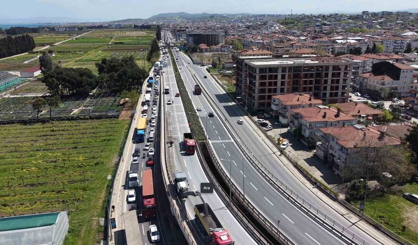 Yalova'da köprülü kavşakta çalışma nedeniyle trafik yoğunluğu