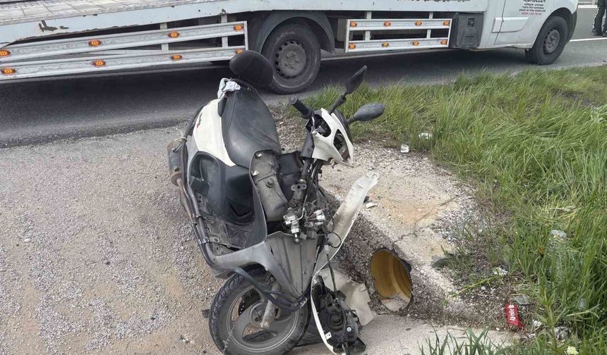 Yoldan çıkan motosikletten düşen 1'i çocuk 3 kişi yaralandı