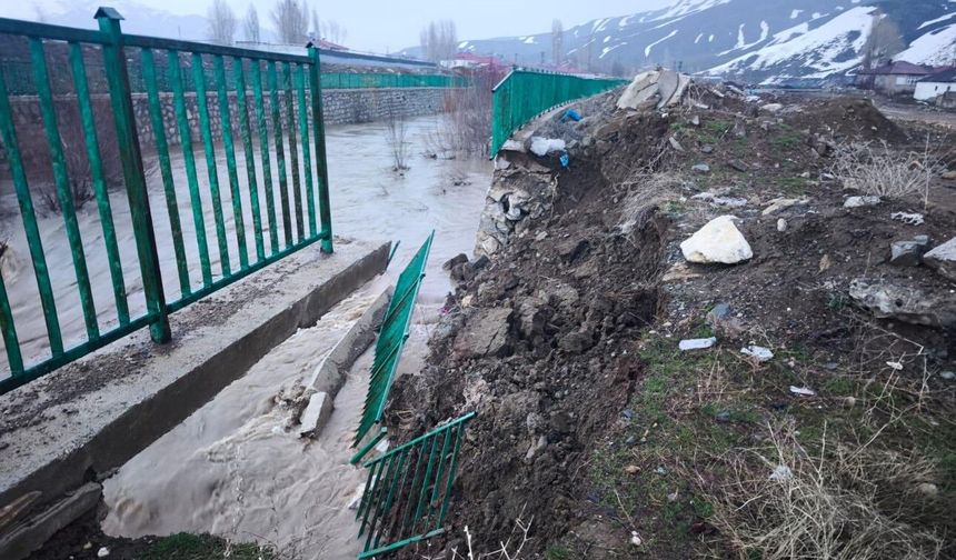 Yüksekova'da istinat duvarı çöktü