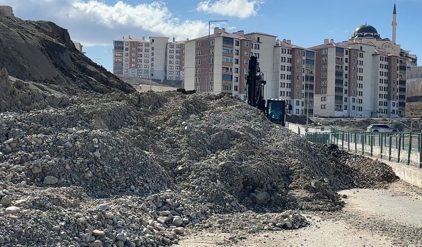 Yüksekova'da toprak kayması: Pizok yolu 18 gündür kapalı