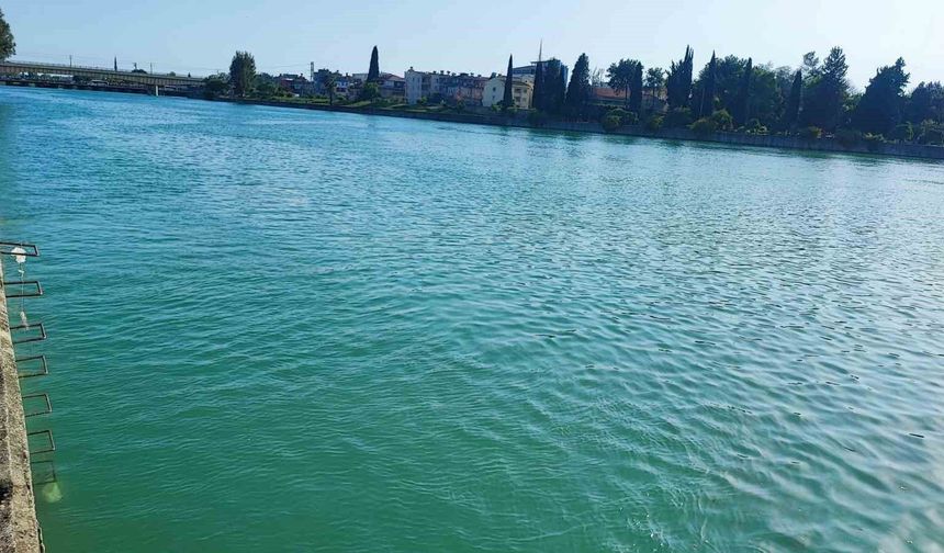 Adana'da serinlemek için girdiği nehirde kaybolan genç hastaneye kaldırıldı