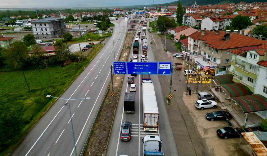 Afyonkarahisar'daki kara yollarında bayram trafiği yoğunluğu