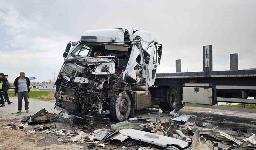 Ahlat'ta iki tır çarpıştı: 1 yaralı