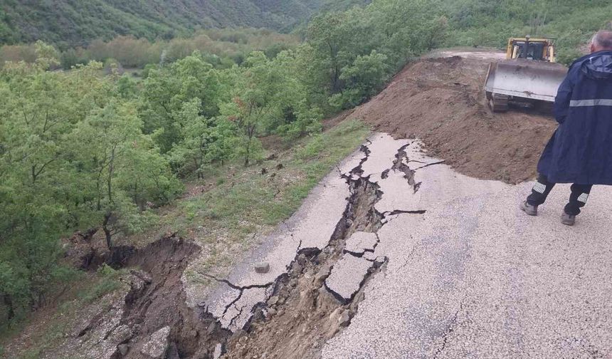 Amasya'da köy yolunda heyelan