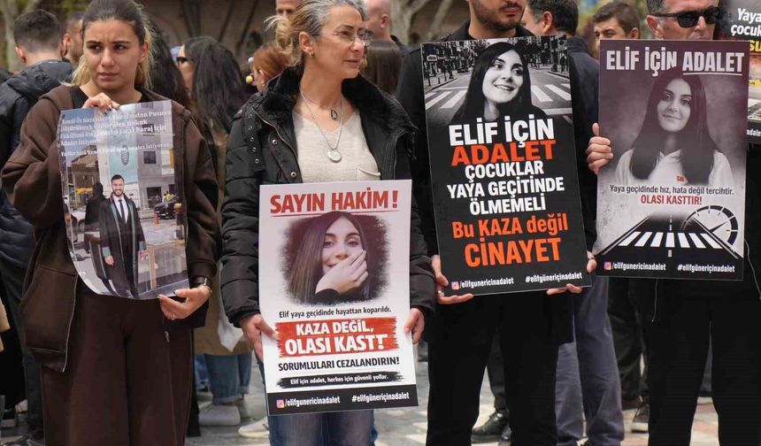 Anne ve babalar, hayatını kaybeden çocukları için Ulus Meydanı'nda bir araya geldi