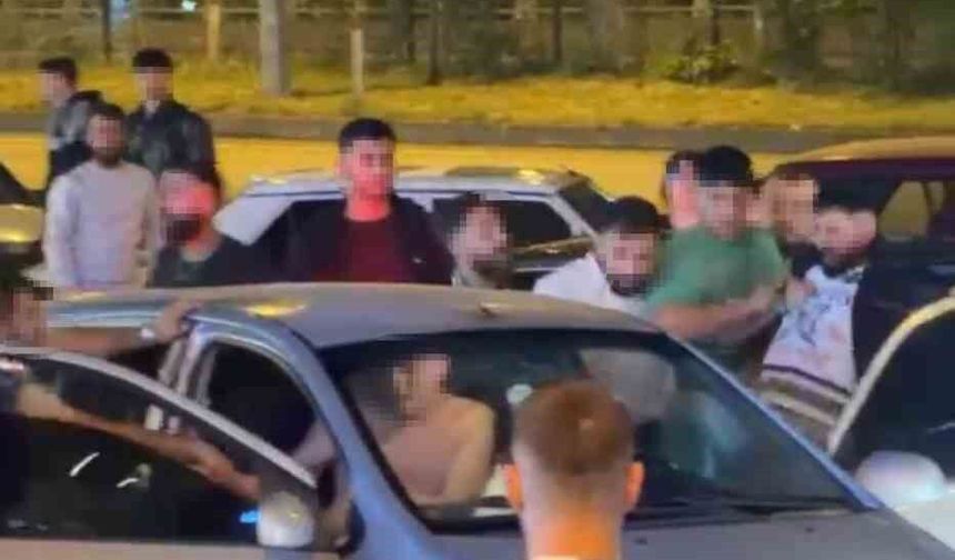 Araçtaki 2 kişiyi böyle darbettiler