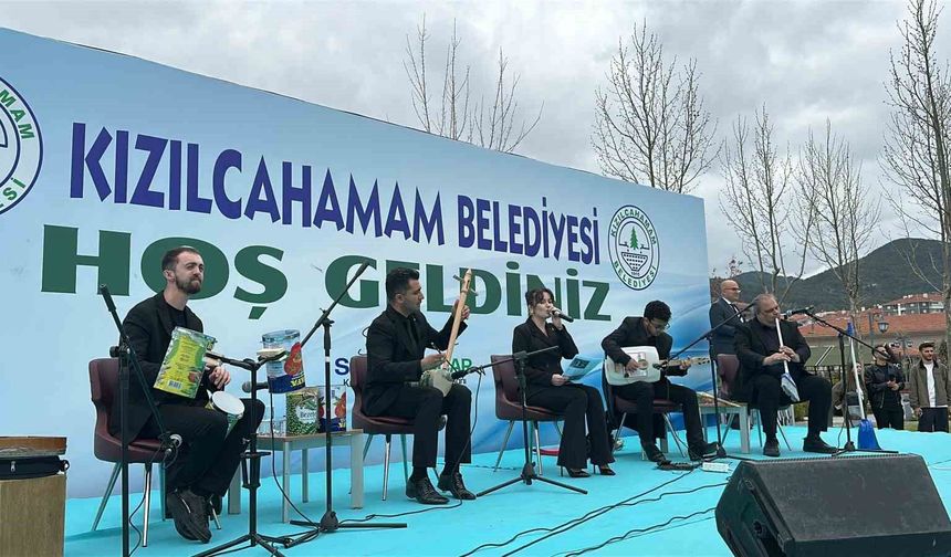 Atıklardan yaptıkları müzik aletleri ile konser verdiler