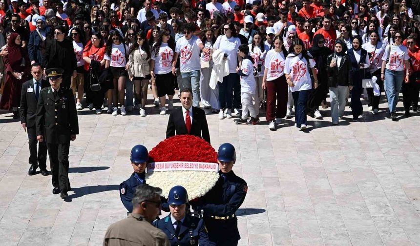 Başkan Akın ve 1071 Balıkesirli genç Anıtkabir'de