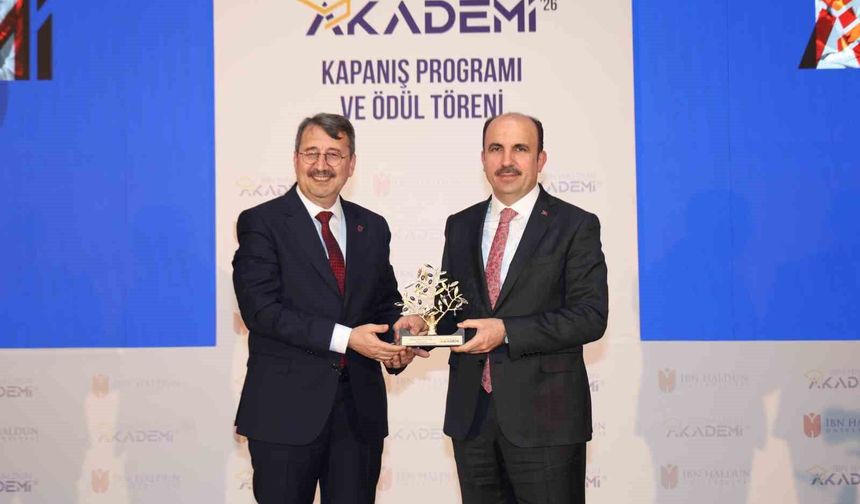 Başkan Altay'a İbn Haldun Üniversitesi'nden gençlik projeleri ödülü