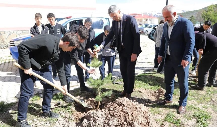 Bayburt'ta öğrenciler fidanları toprakla buluşturdu