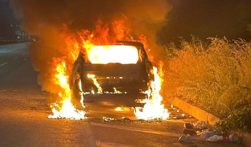 Bayram tatili yolunda faciadan döndüler: Sürücü yanan araçta altınlarını aradı