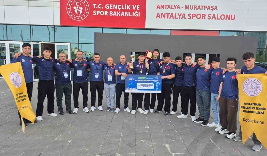Bilecikli öğrencilerden 'MEB Robot Yarışması'nda' dünya birinciliği