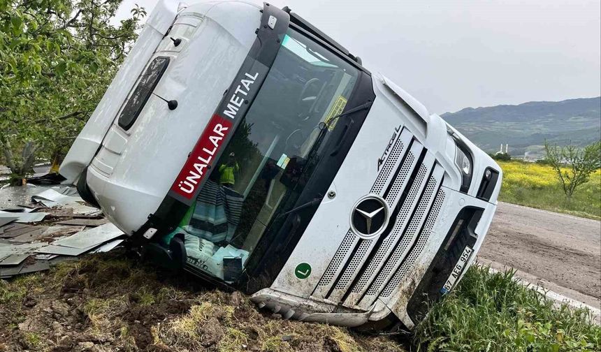 Bilecik'te kontrolden çıkan tır devrildi