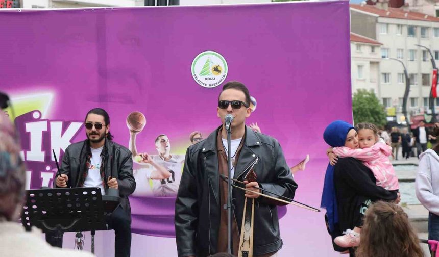 Bolu'da Gençlik Konseri'ne yoğun ilgi