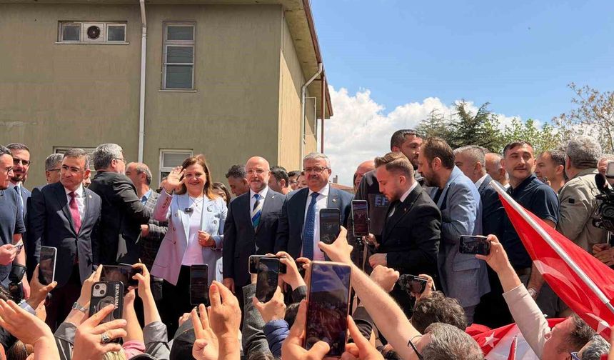 CHP'den AK Parti'ye geçen Başkan Köksal vatandaşlara seslendi: 'Afyonkarahisarımızı yeniden inşa etmek için memleketime Adalet ve Kalkınma Partisi'nde hizmet etmeye devam edeceğim'