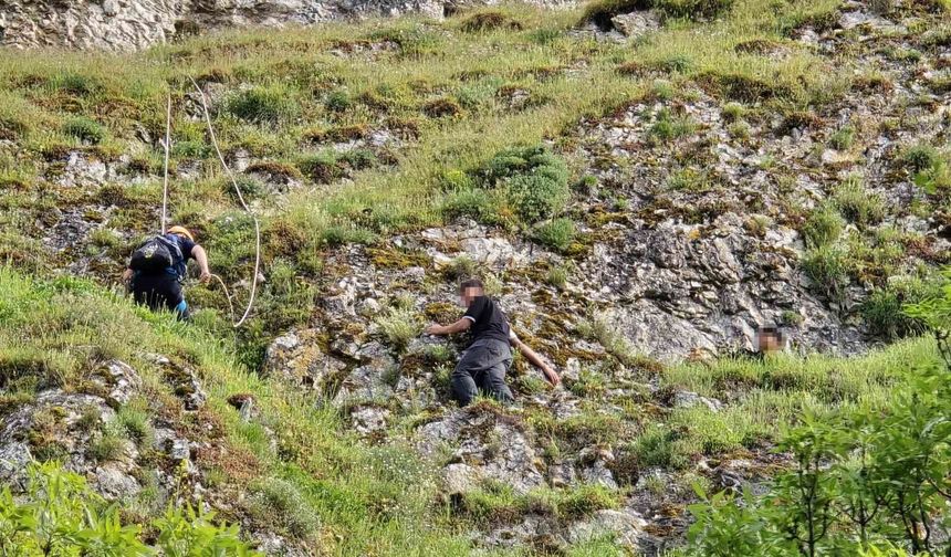 Dağdaki oyukta mahsur kalan 2 genç, 3 saatlik çalışmayla kurtarıldı