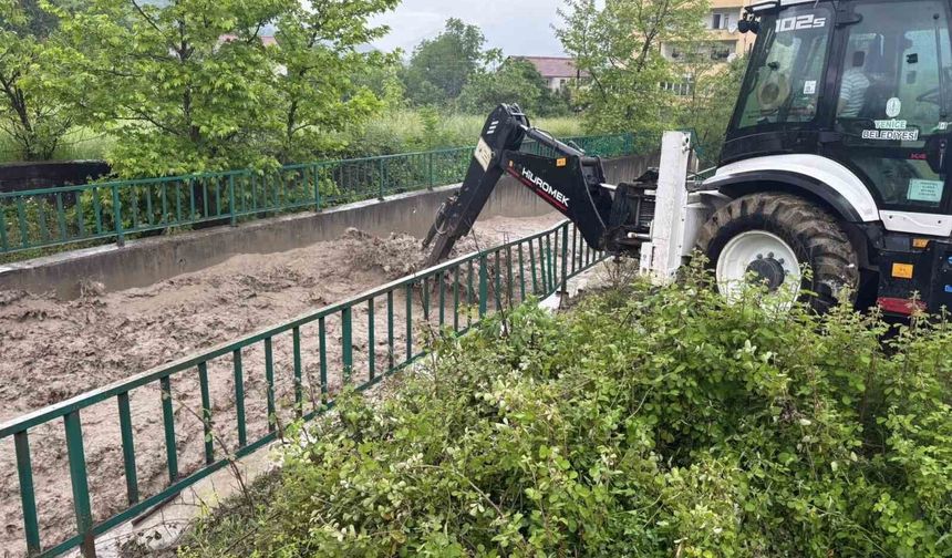 Debisi artan dere taştı, köy halkı tedirgin oldu