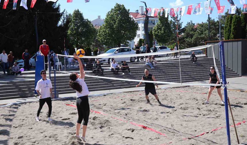 Denizi olmayan Bolu'da plaj voleybolu oynadılar