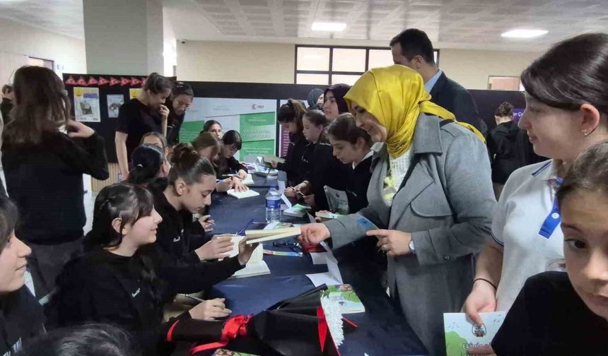 Düzce'de minik yazarlar imza günü yaptı
