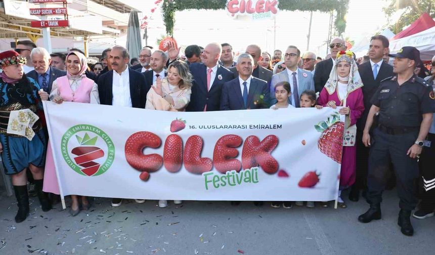 Emiralem Çilek Festivali'ne görkemli açılış